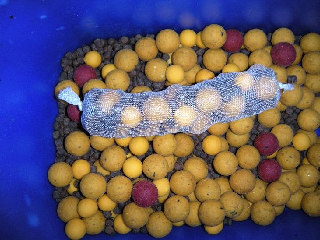 PVA con boilies di vari gusti e diametri + pellet, un mix irresistibile.JPG