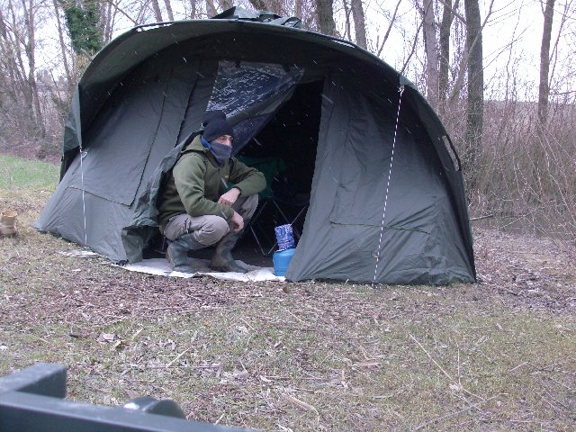 tenda con neve.JPG